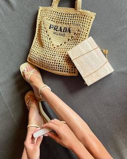 Rosie Huntington-Whiteley feet photo thumbnail