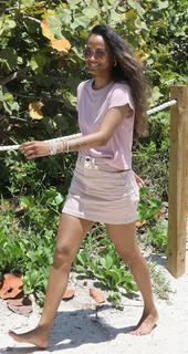 Zoe Saldana feet photo thumbnail
