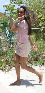 Zoe Saldana feet photo thumbnail