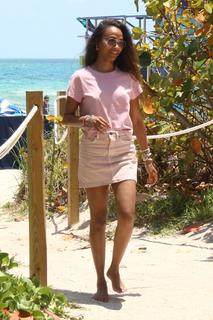 Zoe Saldana feet photo thumbnail
