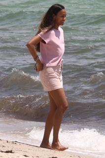 Zoe Saldana feet photo thumbnail