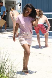 Zoe Saldana feet photo thumbnail