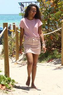 Zoe Saldana feet photo thumbnail