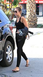 Miley Cyrus feet photo thumbnail