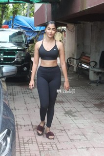 Pooja Hegde feet photo thumbnail