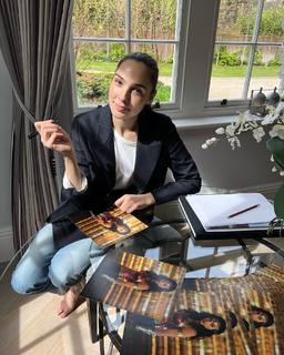 Gal Gadot feet photo thumbnail
