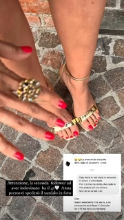 Caterina Balivo feet photo thumbnail
