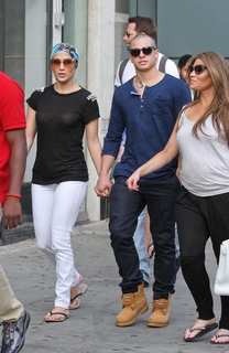 Jennifer Lopez feet photo thumbnail