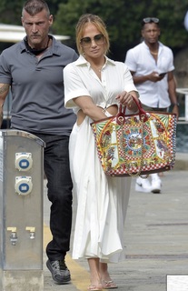Jennifer Lopez feet photo thumbnail