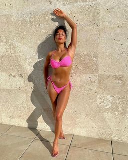 Nicole Scherzinger feet photo thumbnail