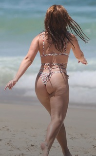Larissa Manoela feet photo thumbnail