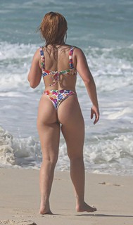 Larissa Manoela feet photo thumbnail
