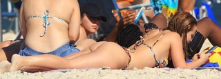 Larissa Manoela feet photo thumbnail