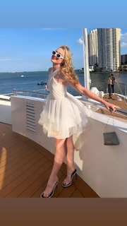 Kathryn Newton feet photo thumbnail
