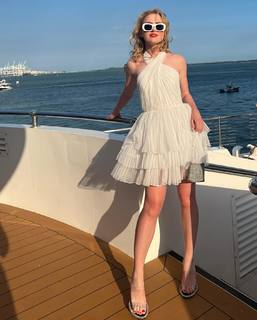 Kathryn Newton feet photo thumbnail