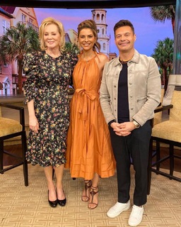 Maria Menounos feet photo thumbnail
