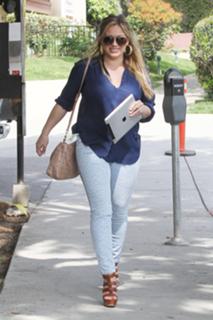Hilary Duff feet photo thumbnail