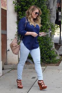 Hilary Duff feet photo thumbnail