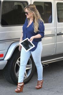 Hilary Duff feet photo thumbnail