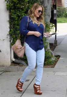Hilary Duff feet photo thumbnail