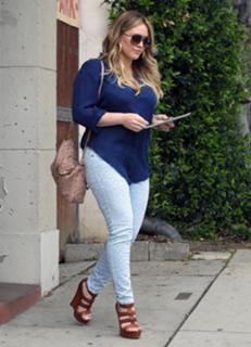 Hilary Duff feet photo thumbnail