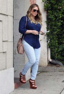Hilary Duff feet photo thumbnail