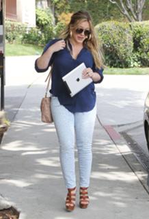 Hilary Duff feet photo thumbnail