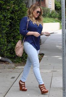 Hilary Duff feet photo thumbnail
