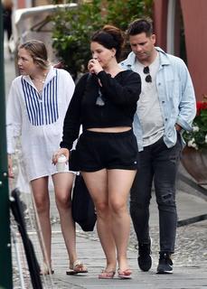 Lana Del Rey feet photo thumbnail