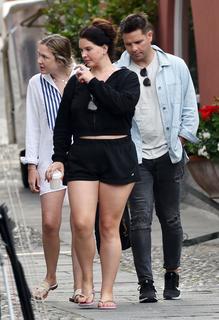 Lana Del Rey feet photo thumbnail