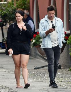 Lana Del Rey feet photo thumbnail