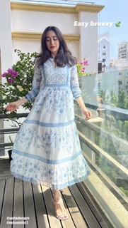 Karisma Kapoor feet photo thumbnail