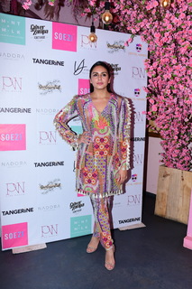 Huma Qureshi feet photo thumbnail