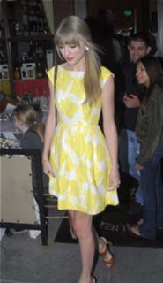 Taylor Swift feet photo thumbnail