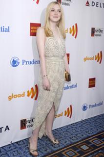 Dakota Fanning feet photo thumbnail