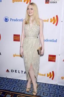 Dakota Fanning feet photo thumbnail