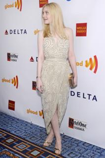 Dakota Fanning feet photo thumbnail