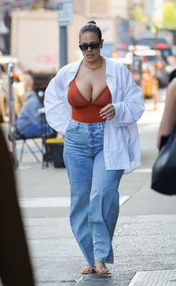 Ashley Graham feet photo thumbnail