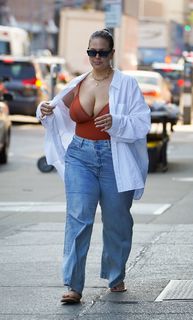 Ashley Graham feet photo thumbnail