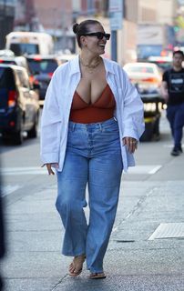 Ashley Graham feet photo thumbnail