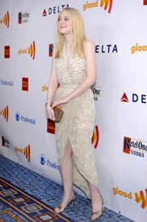 Dakota Fanning feet photo thumbnail
