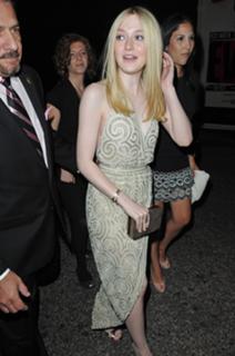 Dakota Fanning feet photo thumbnail