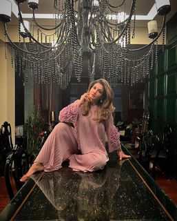 Raveena Tandon feet photo thumbnail