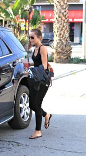 Miley Cyrus feet photo thumbnail