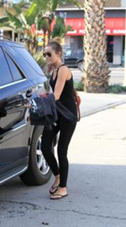 Miley Cyrus feet photo thumbnail