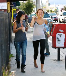Miley Cyrus feet photo thumbnail
