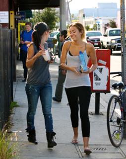Miley Cyrus feet photo thumbnail