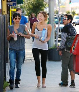 Miley Cyrus feet photo thumbnail