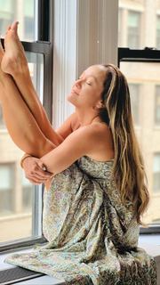 Kino MacGregor feet photo thumbnail