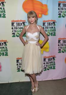 Taylor Swift feet photo thumbnail